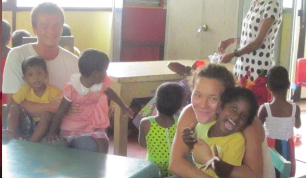 volunteer having fun time in srilanka orphanage