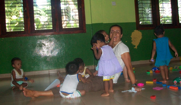 volunteer playing with small children in srilanka orphanage