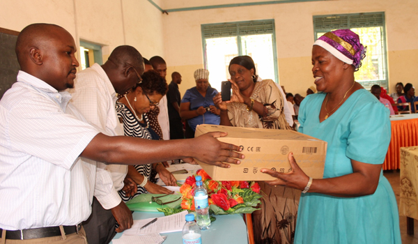 volunteer distributing goods to women