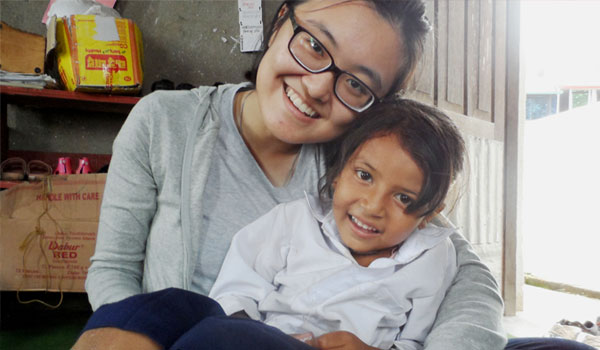 volunteer-with-orphan-child in nepal