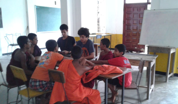 volunteers interacting with momks in monastary srilanka