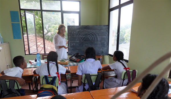 volunteer teaching in school of srilanka