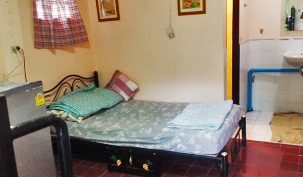 volunteer bedroom in thailand host family