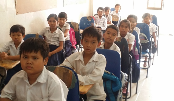 thai student learning in classroom