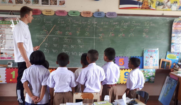volunteer teaching student in thailand school